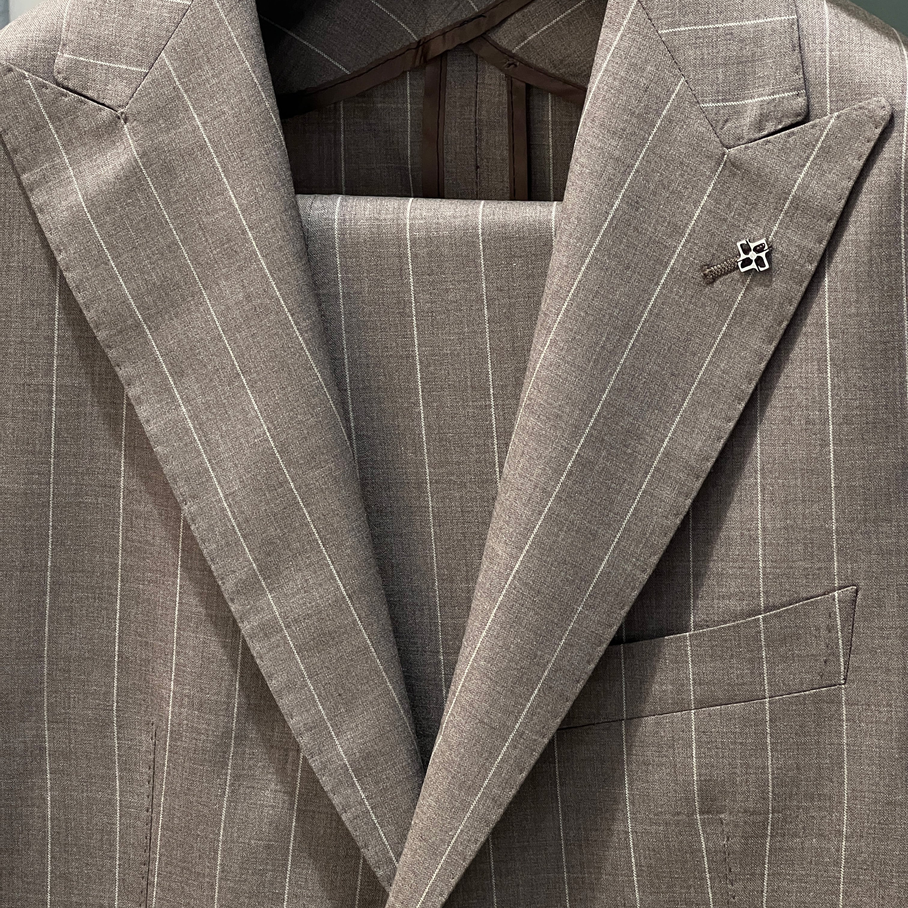 VIRGIN WOOL SUIT - PINSTRIPE BEIGE/WHITE
